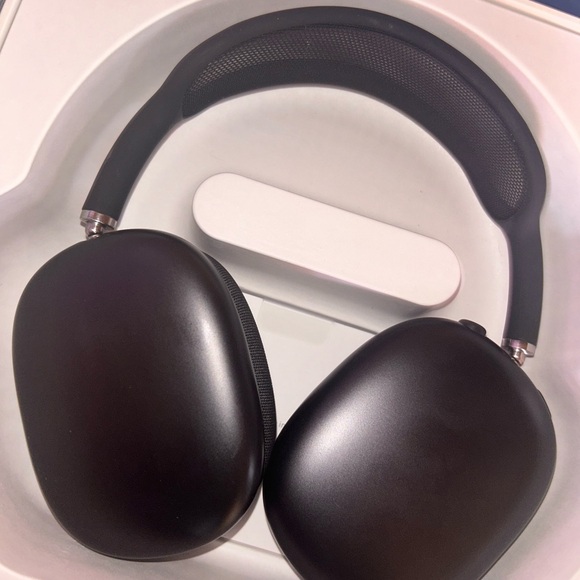 Black Wireless Over-Ear Headphones - Picture 5 of 6